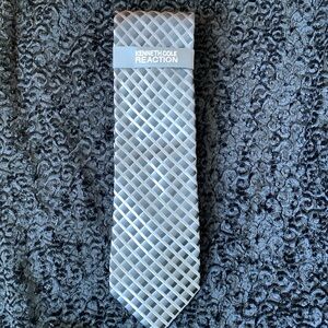 Kenneth Cole Reaction Men’s Tie Silver/Charcoal Diamond Pattern Tie NWT